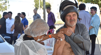 Primeiro drive-trhu de vacinação contra a gripe em Goiás segue até quinta-feira, 30, em Aparecida